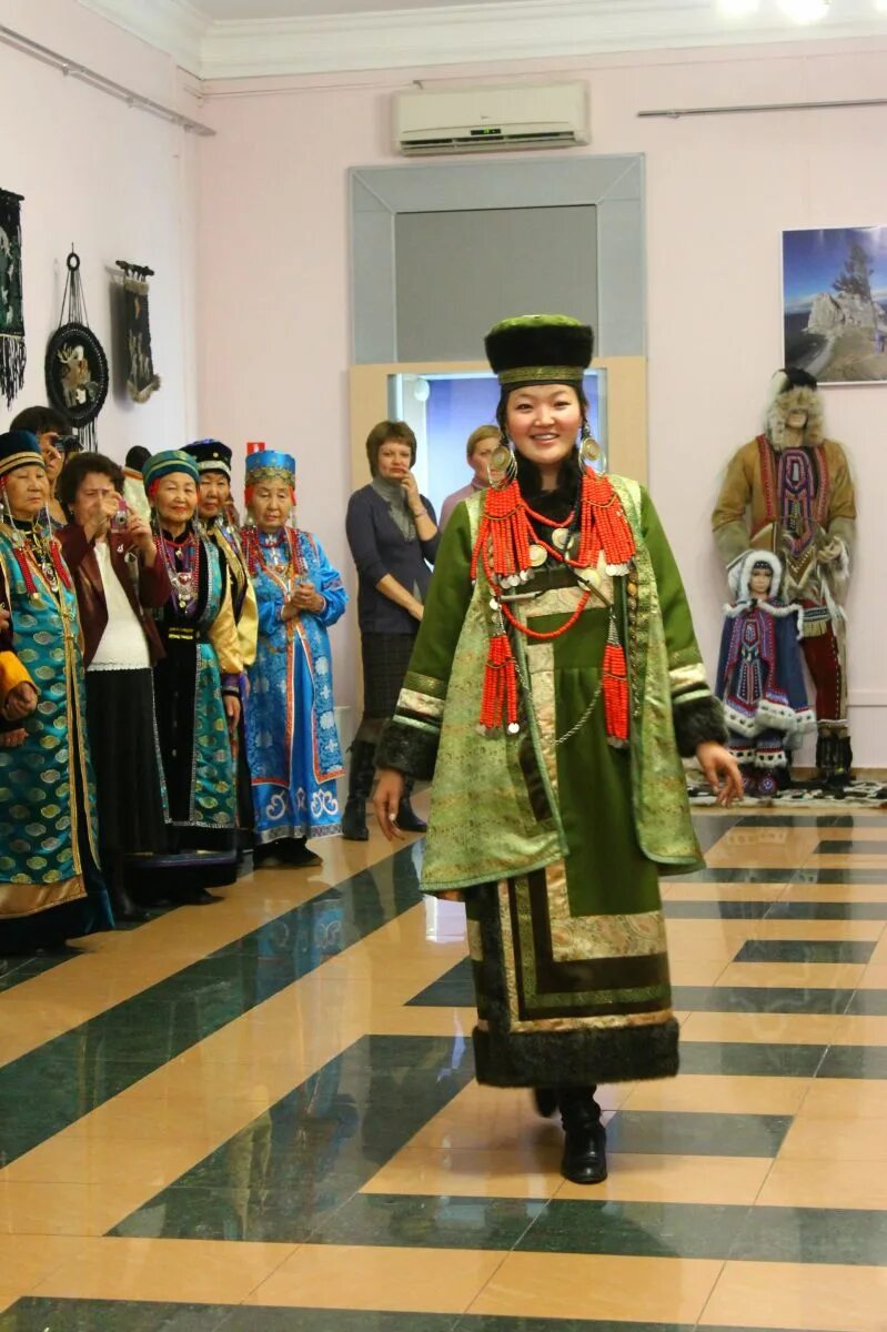 Байкал народы коренные буряты. Байкал жители озера буряты. Народы байкала. Гора ехэ-ердо. Бурятский народ.