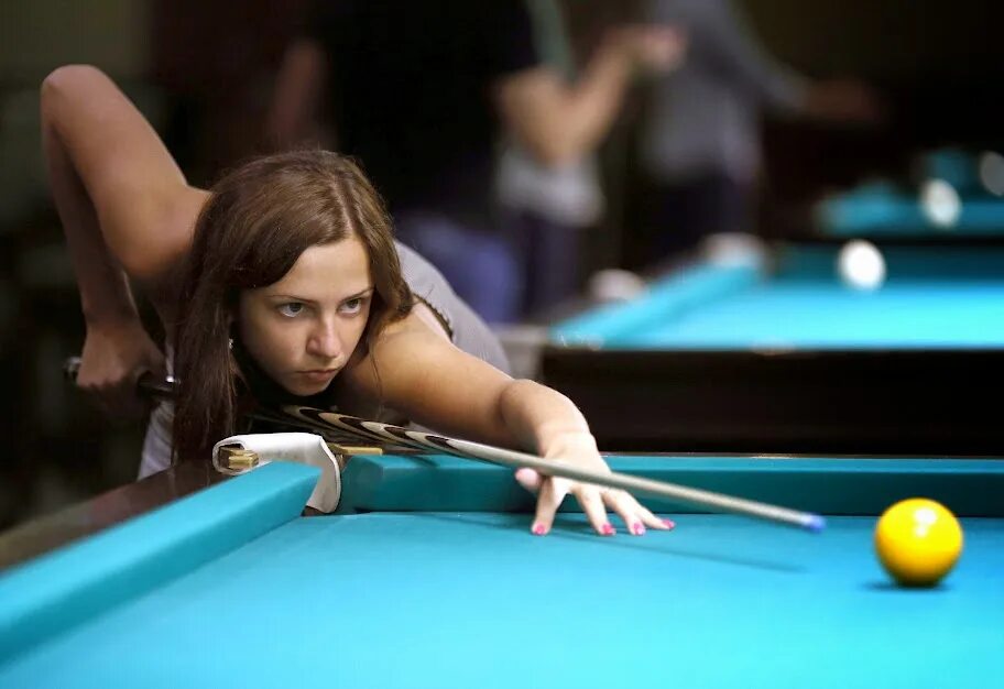 Диана миронова бильярд. Девушка играет в бильярд. Маша шапкина мисс бильярд. Сьюзи карина. Бильярд вестерн калуга.