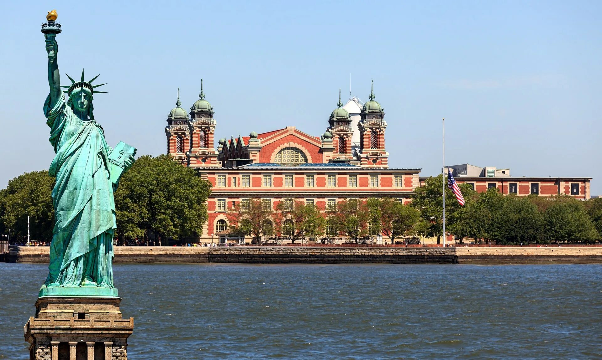 Ellis island. Остров Эллис Нью Йорк. Остров Эллис и статуя свободы. Национальный монумент острова Эллис. Ellis Island в Нью Йорке.