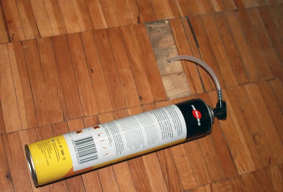 Устранение скрипа деревянного пола. Пена под пол в квартире. Зашпаклевать деревянный пол. Чтобы не скрипел деревянный пол. Устраняем скрип деревянного пола в квартире.