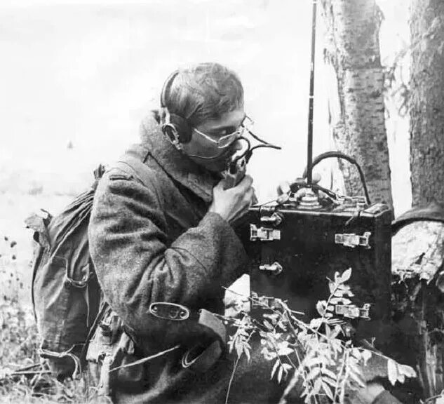 Связь во время великой отечественной. Радист РККА 1941. Радист вермахта 1941. Связист РККА 1941. Наушники радиста РККА 1941.