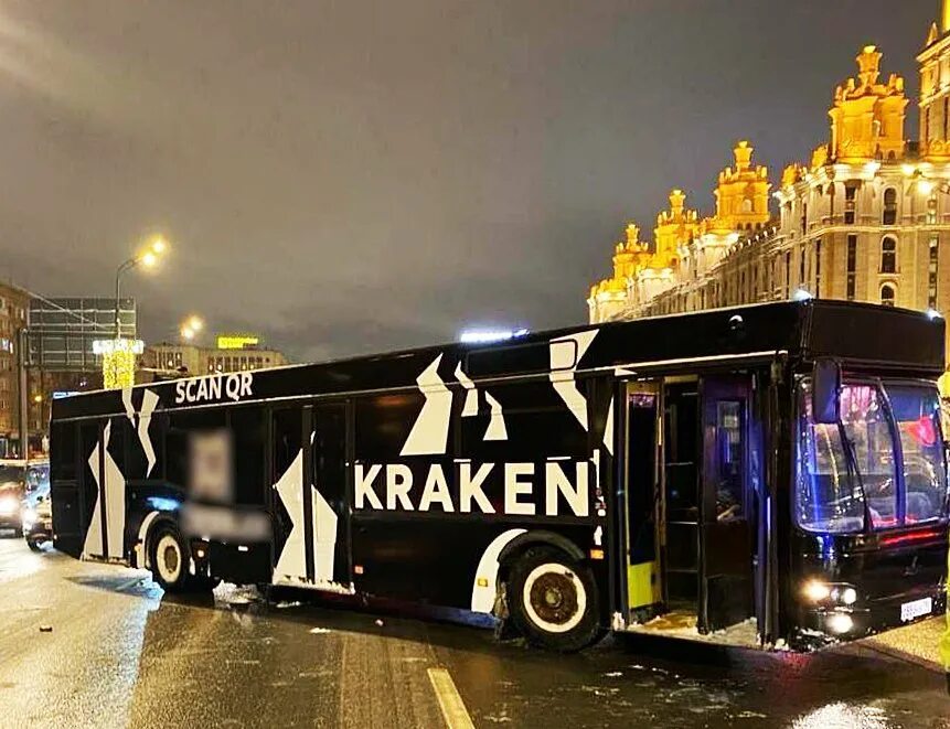 Реклама кракена в москве 2024. Автобус Кракен на Арбате. Kraken автобус Москва. Автобус Кракен в Москве. Современные автобусы.