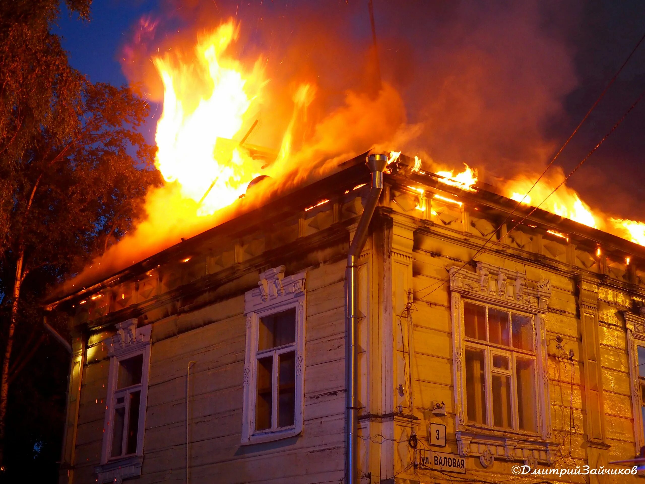 Пожар во сне. Горящий дом во сне. Сон пожар в доме. Приснилось что дом сгорел.