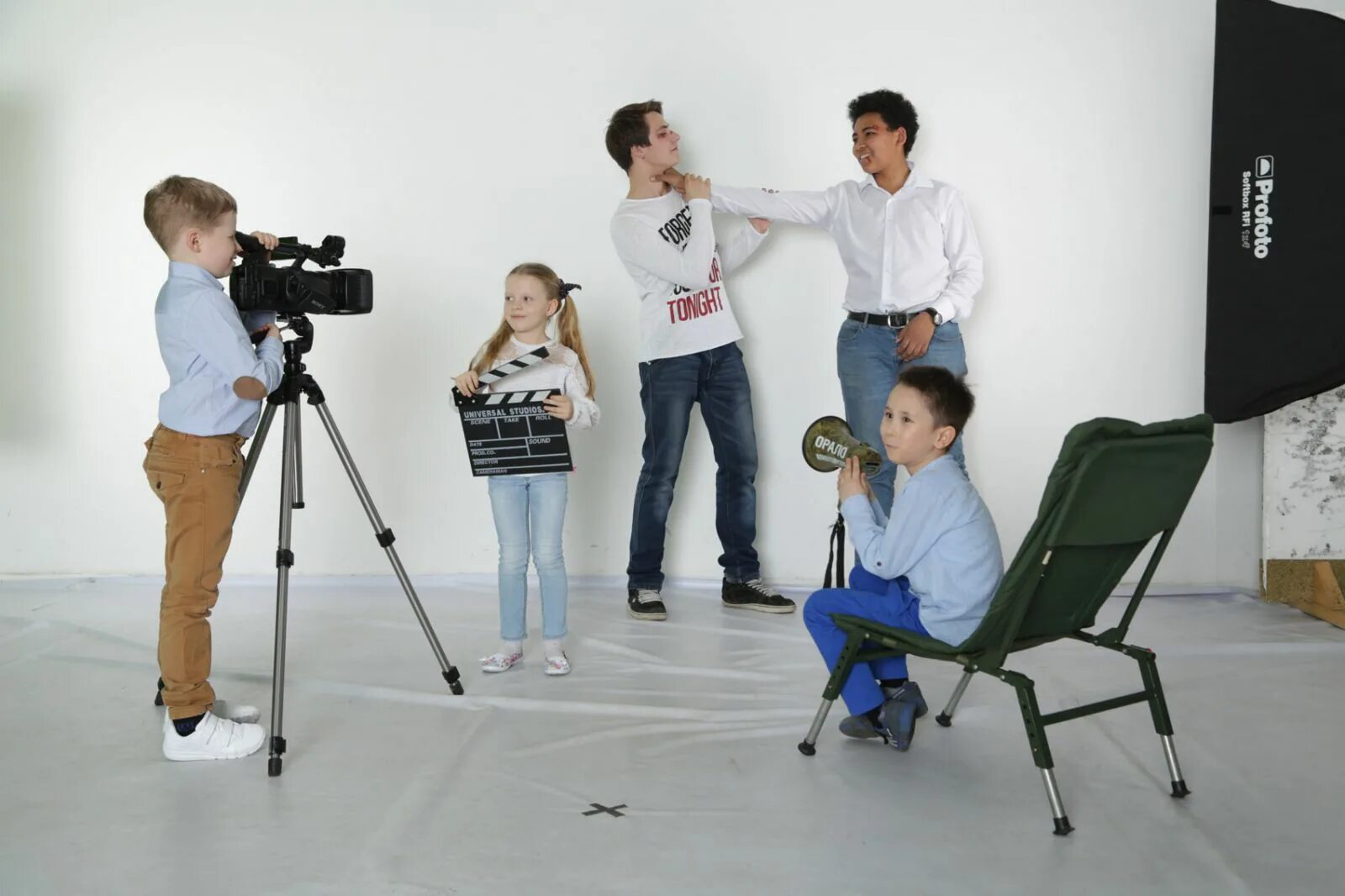 Видео работают дети. Дети на съемочной площадке. киношкола для детей. дети на съемках фильма. ребенок видеооператор.