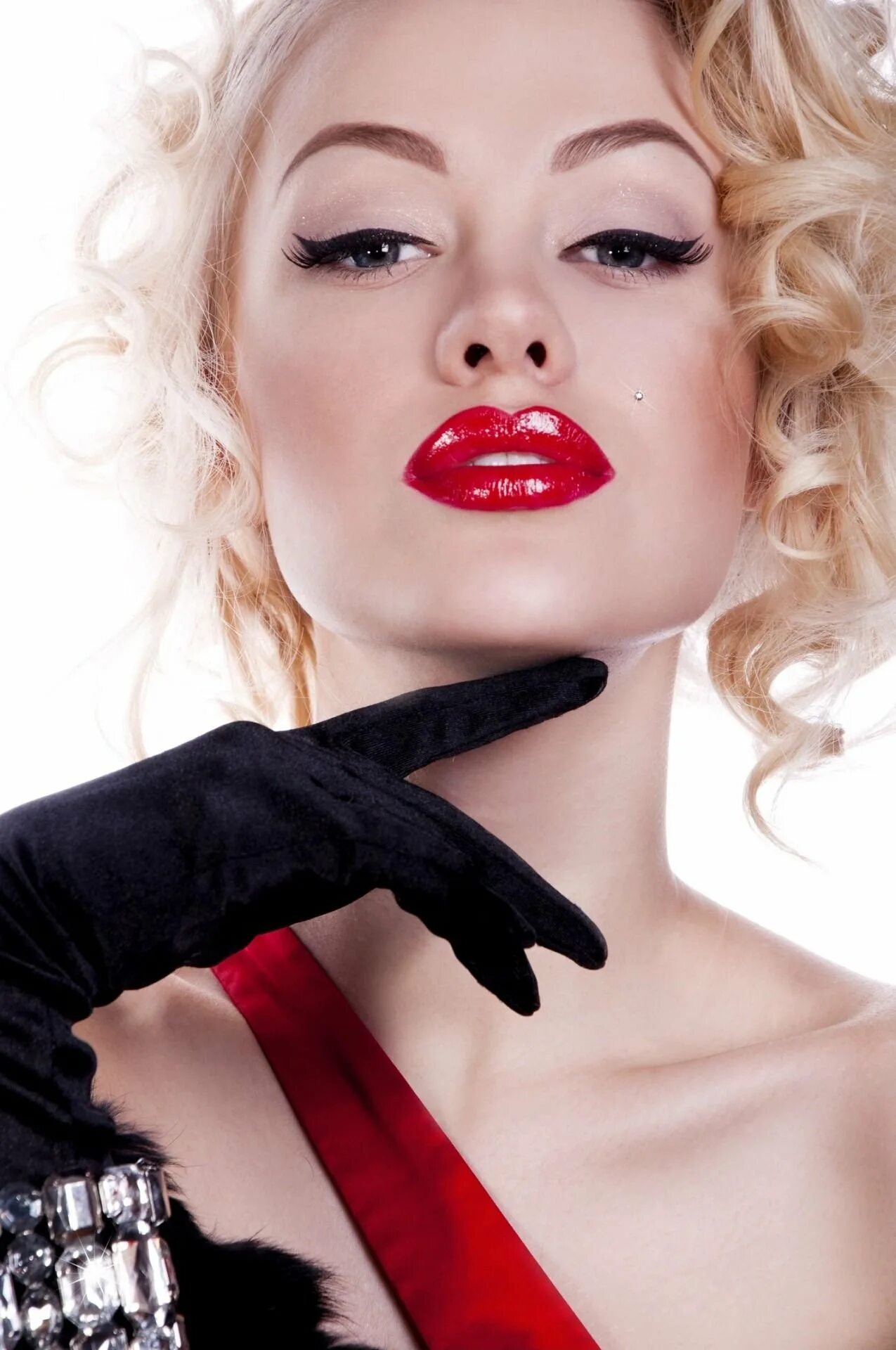 Адриана лима мейбелин. Женщина красит губы. Фотосессия с красной помадой в студии. Диана ларина модель. Красная помада.