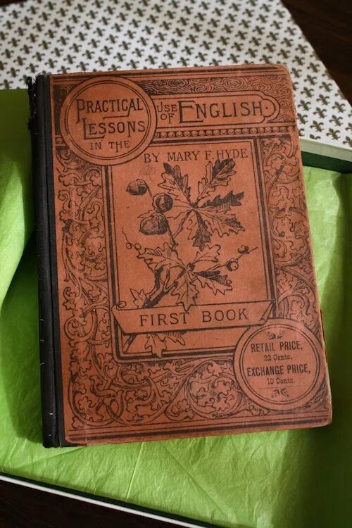 Old books of English Grammar. English Grammar old book foto. Otto Plath Bees book old.