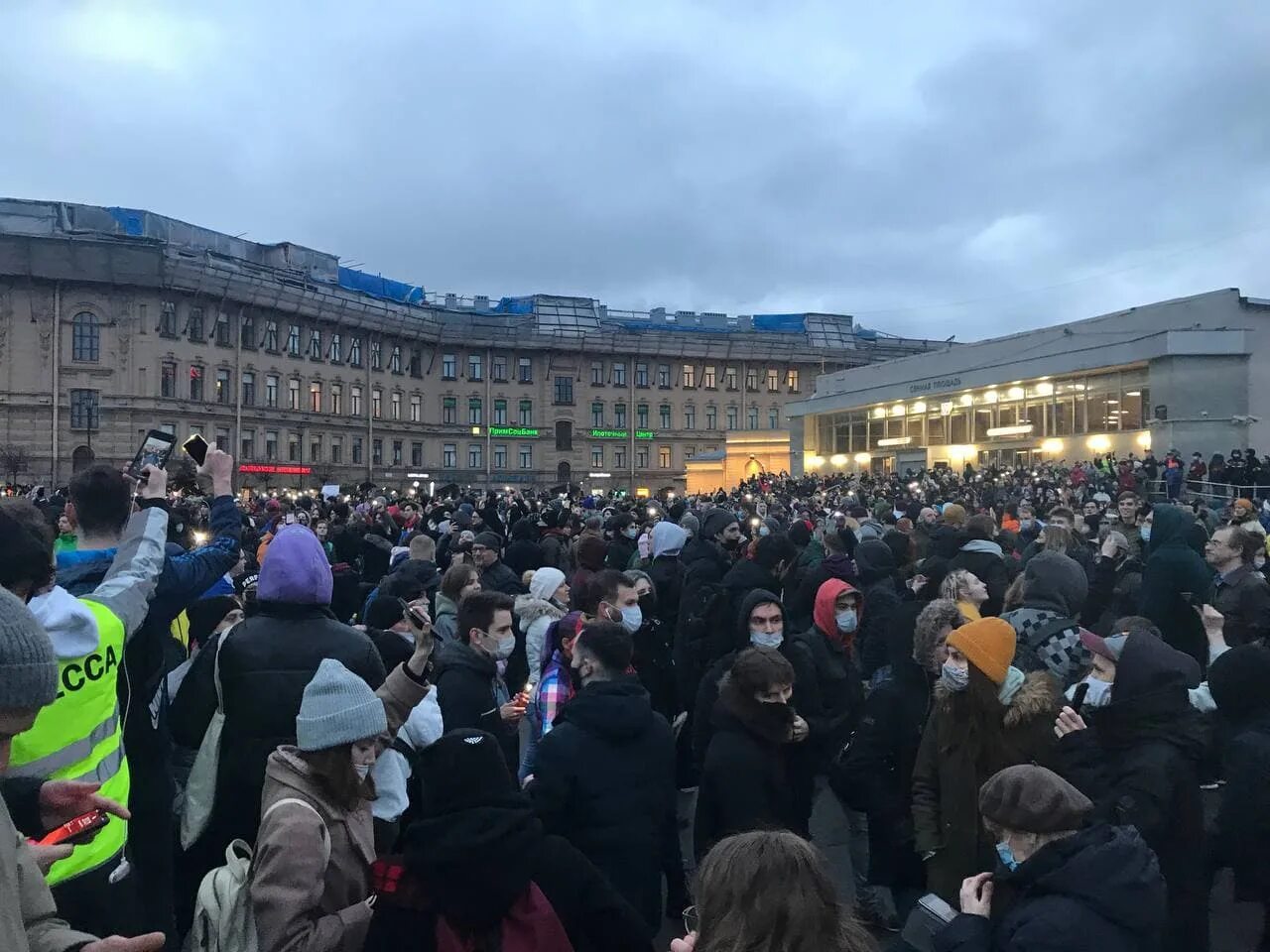 Международная спб сегодня. Митинг на Невском проспекте. Сенная площадь митинг. Питер Сенная площадь митинги. Митинг СПБ на Сенной площади.