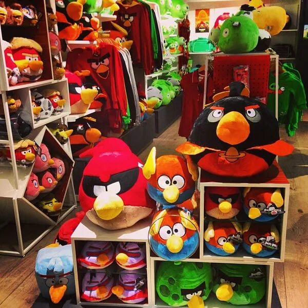 Angry birds store. Angry Birds магазин. Детский развлекательный центр Энгри Бердс. Кафе королевство свинок СПБ.