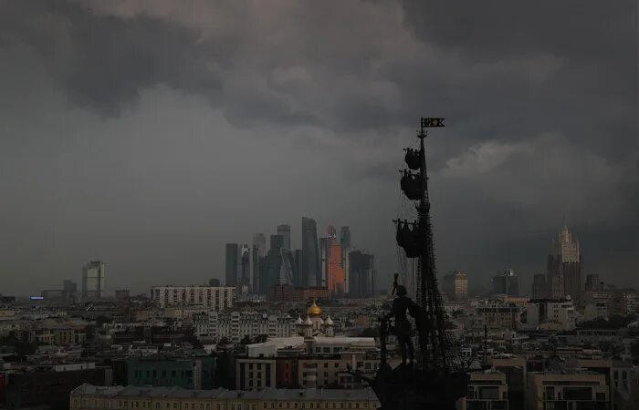 20:00 по. Ураган в москве 10 июля 2022. Страшная гроза в москве. Гроза в городе. Гроза в москве.