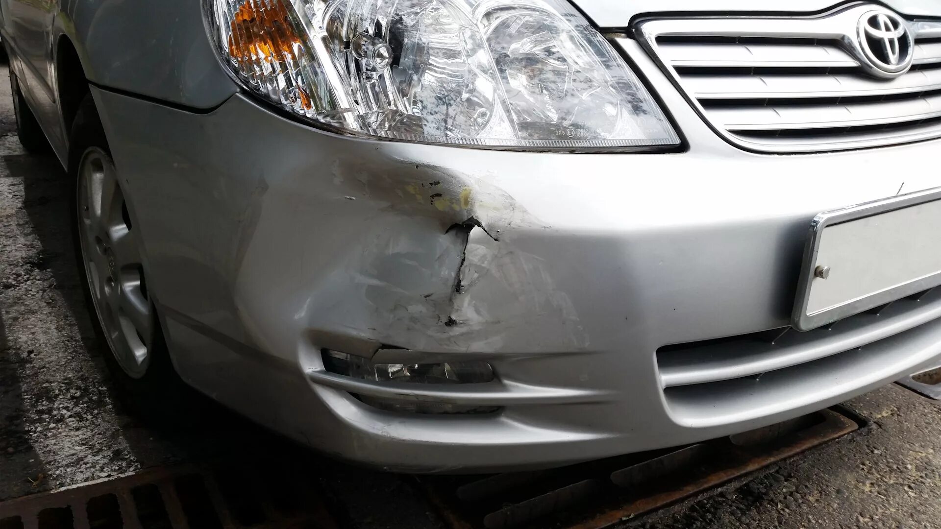 Сломанный бампер. Разбитый бампер. Разбитая мазда 6. Ниссан альмера классик разбитая. Киа рио 3 авария бамфер.