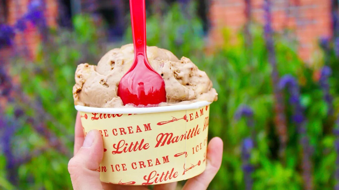 Мороженое баннер. Раста вшее мороженое ре ли над башней. Мороженщик из игры айс крим. Ice cream sundae. Тайское ролл мороженое ролл.