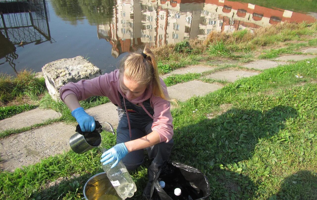 Навели на воду. Пробы воды. Забор проб воды. Отбор проб воды. Отбор проб воды из реки.