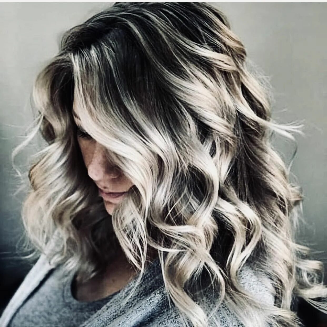 Мелирование волос. Мелирование волос. Мелирование тренды. Балаяж омбре 2022. Окрашивание балаяж блонд на средние 2022.