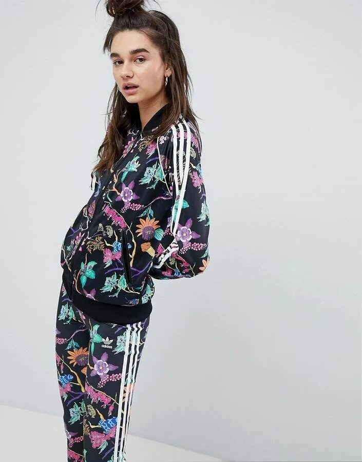 Адидас с цветами. Adidas Floral принт. Tracksuit adidas Originals Floral. Спортивный костюм с цветочным принтом. Спортивный костюм с цветочным принтом женский.