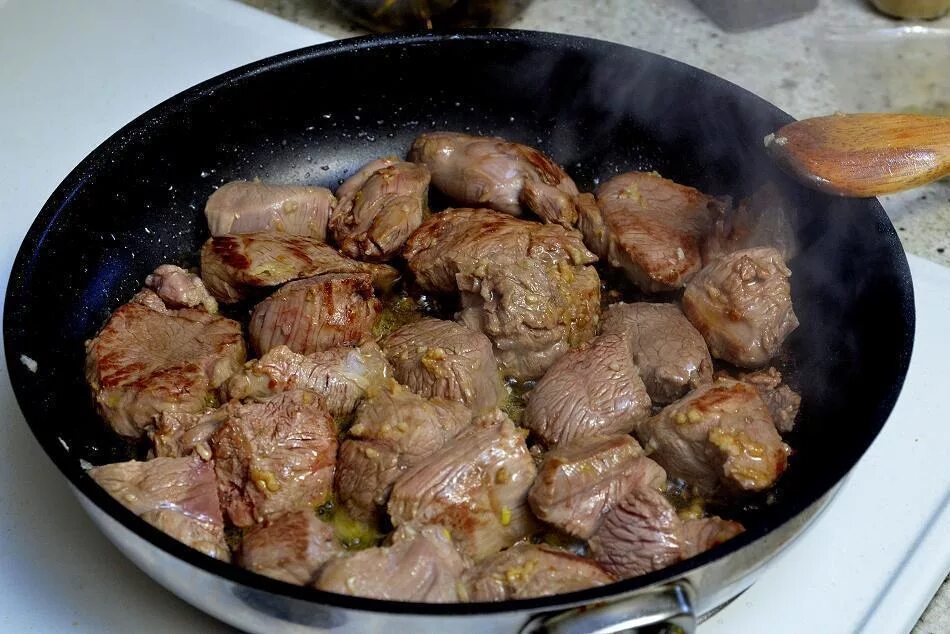 Шашлык на сковороде из свинины как жарить. Жареная баранина. жареная баранина на сковороде. жареная баранина кусочками.
