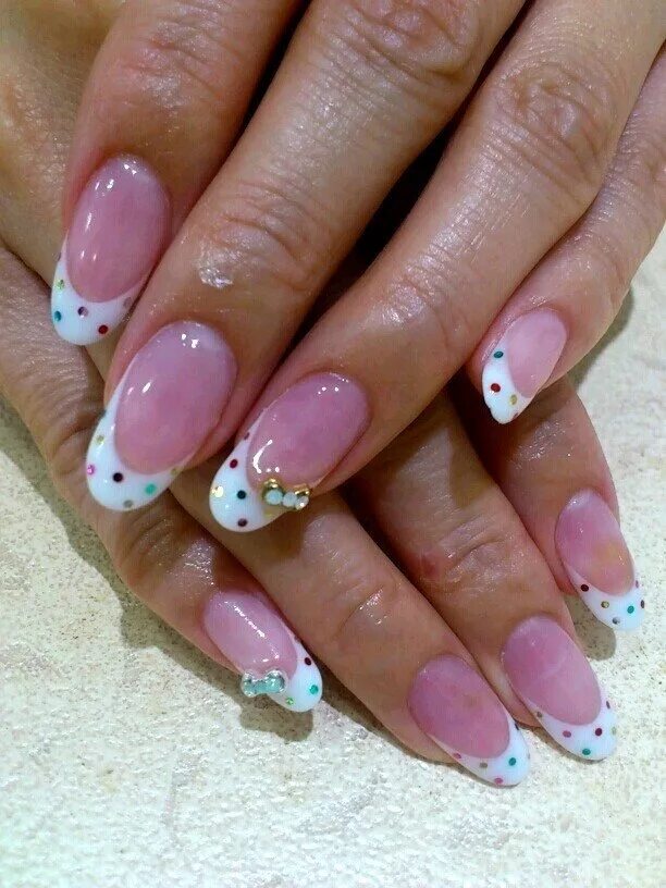 гелевые ногти. дизайнер ногтей. шеллак на овальные ногти. френч 2021 миндаль черный. ногти рисунки овальной формы.