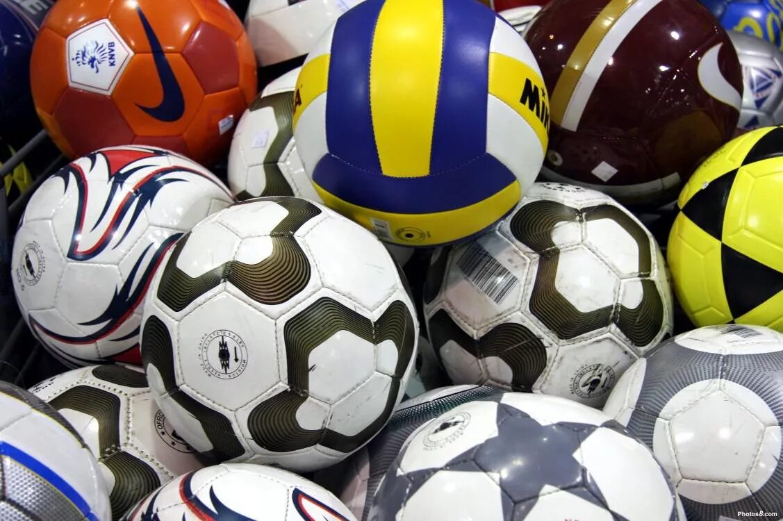 Мяч "футбол". Мяч спортивный футбольный. Много футбольных мячей. Мячи разные спортивные.