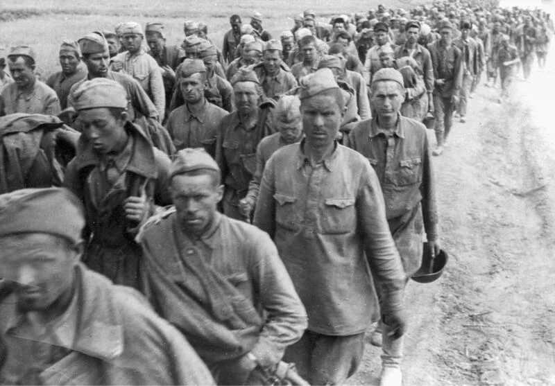 Фото плена. Пленные советские солдаты 1941. Солдаты вермахта 22 июня 1941. Фото плена. Пленные красноармейцы 1941.