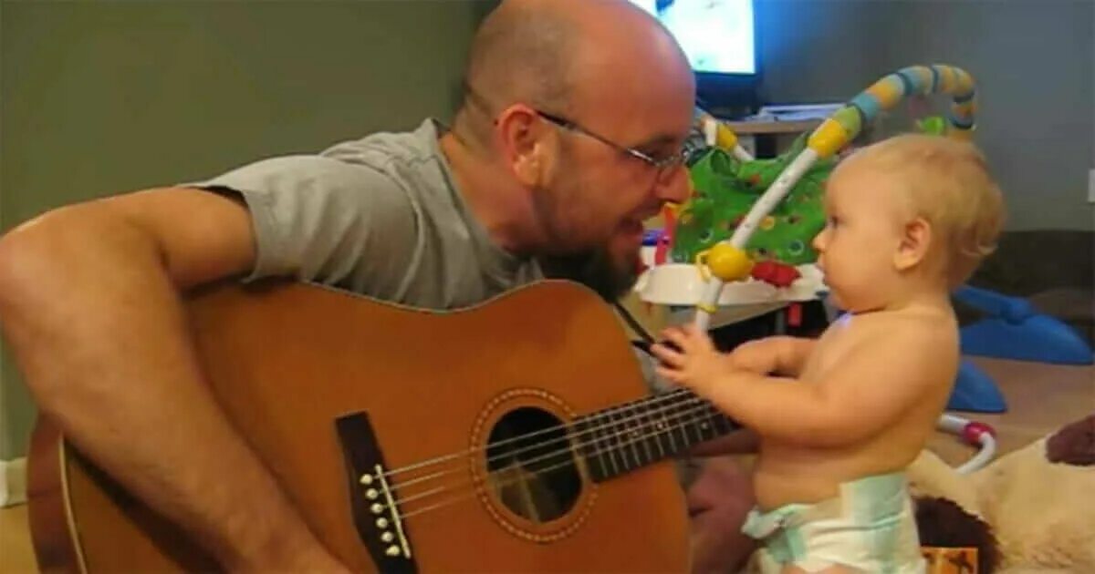 Отец и мать поют на свадьбе дочери. Квн отец поет дочке. Папа поет. Песню поет отец. Невеста поёт на свадьбе отцу.