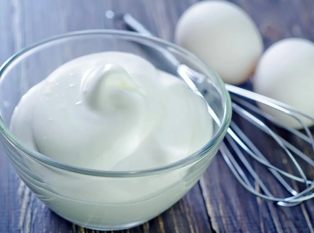 Взбитые яичные белки. Яичный крем. Взбить яйца с сахаром в пену. Яичный белок с сахаром. Взбитые яичные белки.