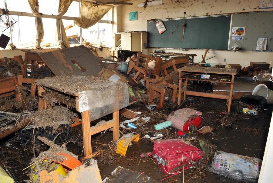 Внутри землетрясения. Квартира после землетрясения. Землетрясение в школе. Землетрясение внутри. Землетрясение комната.