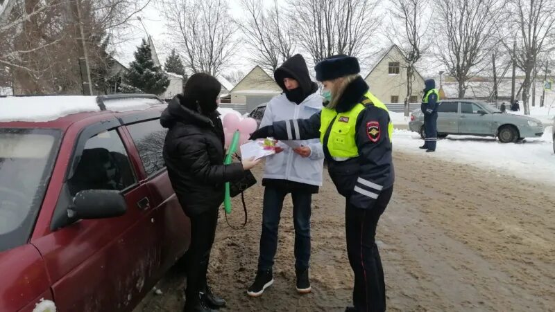 Цветы ртищево. Полиция Ртищево. Акция цветы для автоледи. Цветы для автоледи Нижнегорский ОГИБДД.