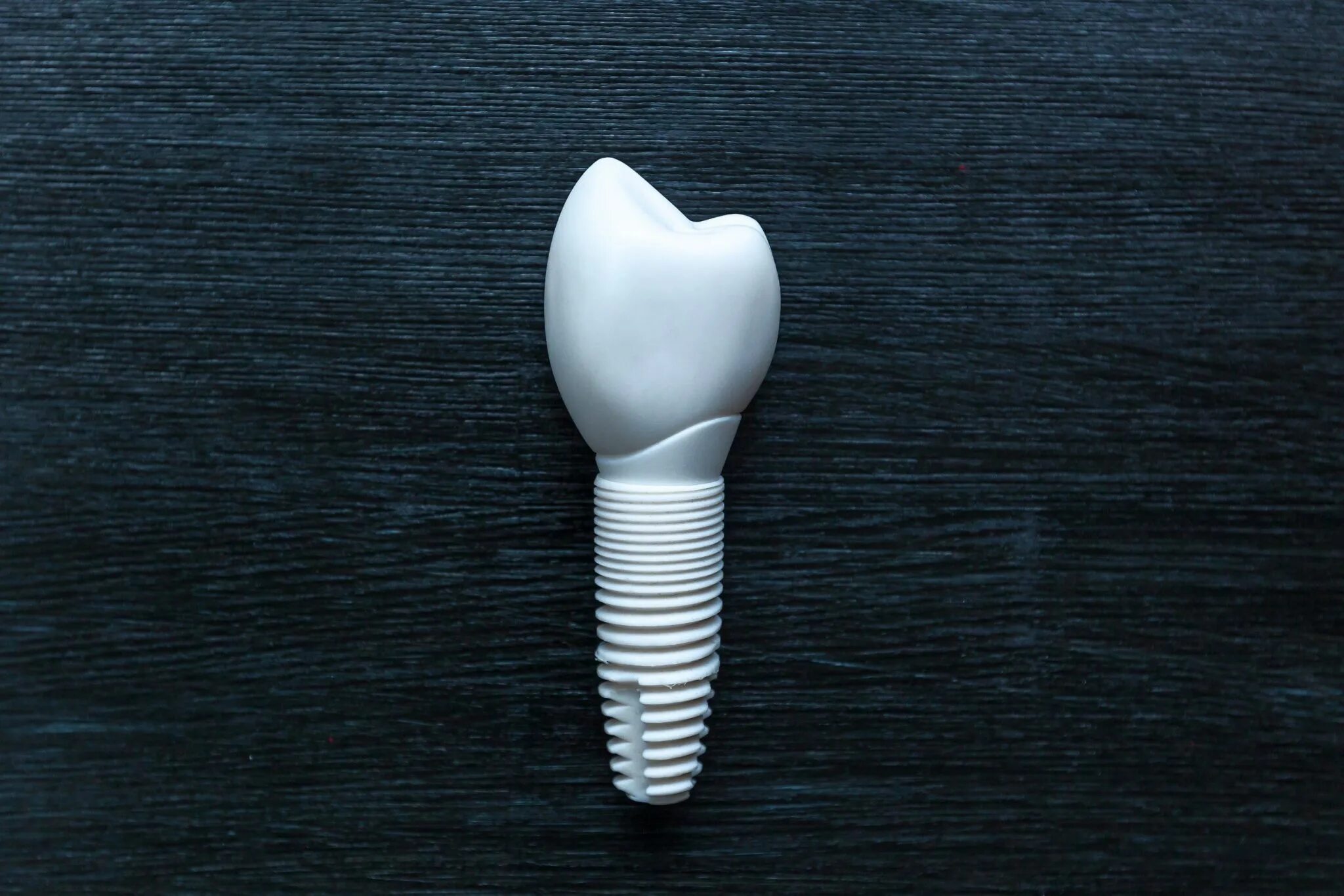 Titanium implants. Benefits of dental implants. счастливая фотография человека с зубными имплантатами. стоматолог смотрит на имплант.