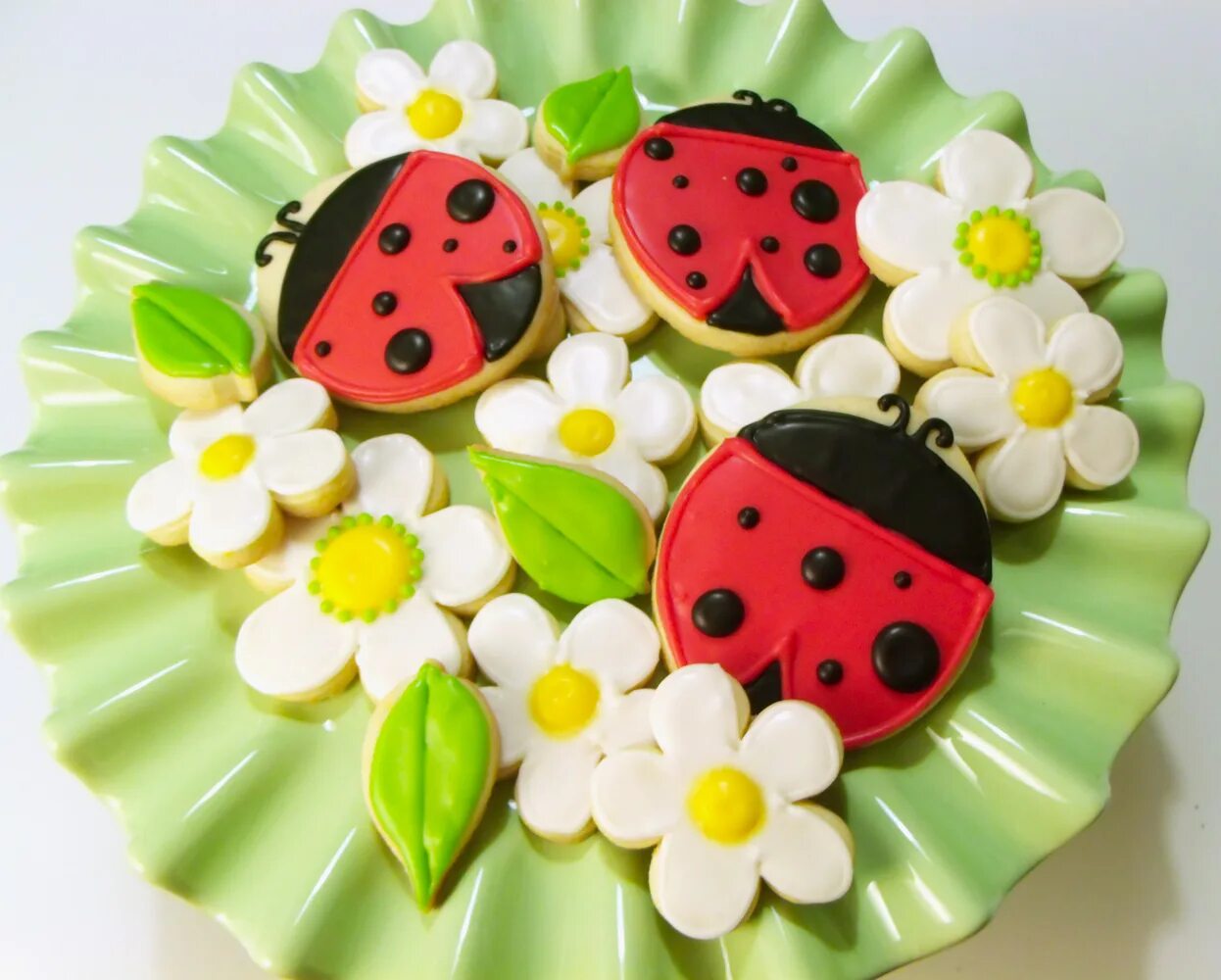 поделка божья коровка. поделка божья коровка. поделки коровка. божья коровка из пластика. поделки коровка.