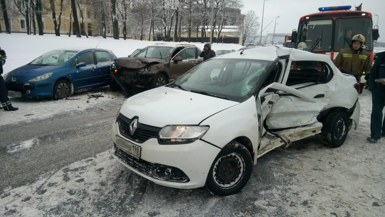 Петербург 2 рено. Рено Логан 2 ДТП. Рено Логан белый авария. Разбитый Рено Логан 2 белый. Рено Меган 2 после аварии зимой.