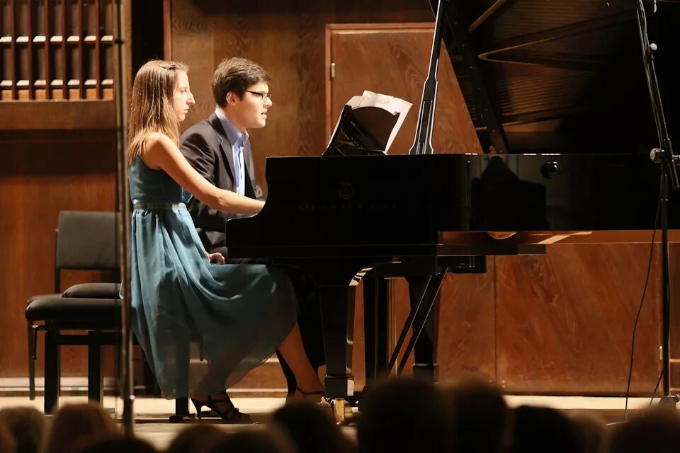 Дуэт фортепиано. Фортепианный дуэт legeartis елена кузнецова. Фортепиано дуэт. Леге артис фортепианный дуэт. Lege.