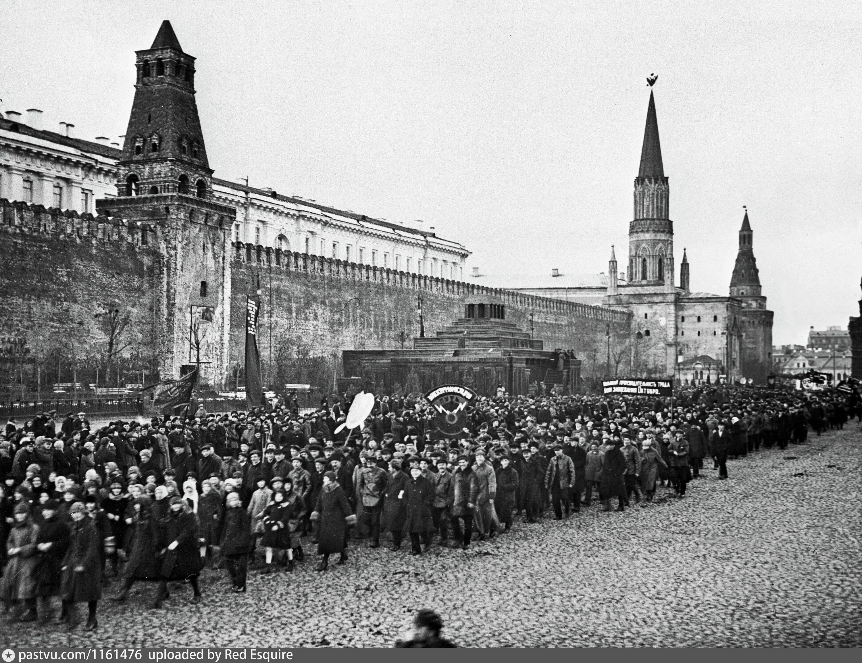 3 октября революция. Октябрьская революция в Москве Кремль 1917. Революция 1918 года Октябрьская. Октябрьская революция 1917 фото. Революция на красной площади 1917.