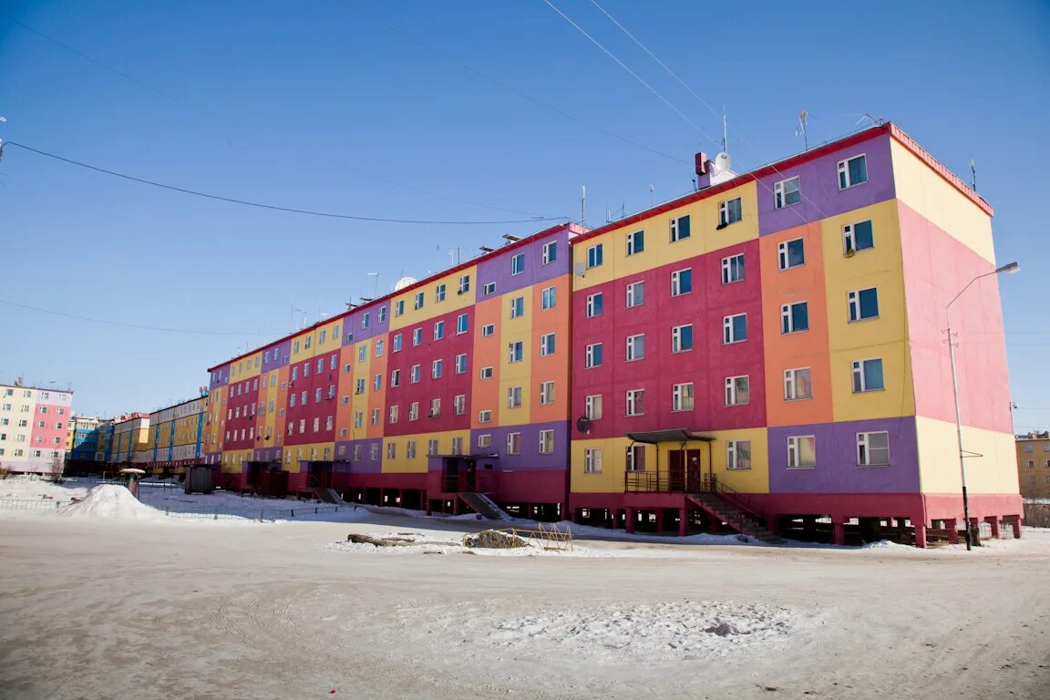 дом на сваях якутск. почему в якутии дома на сваях. дома в вечной мерзлоте на сваях. пятиэтажки на сваях. здания на вечной мерзлоте норильск.