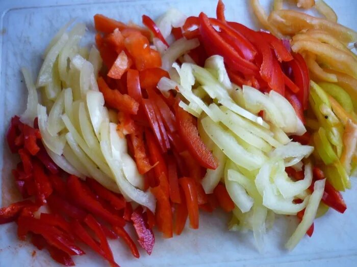 Нарезка овощей моркови перца соломкой. Болгарский перец нарежьте полукольцами. Перец порезанный кубиками. Салат на зиму с помидорами лук перец болгарский морковь. Добавляем нарезанный перец и лук.