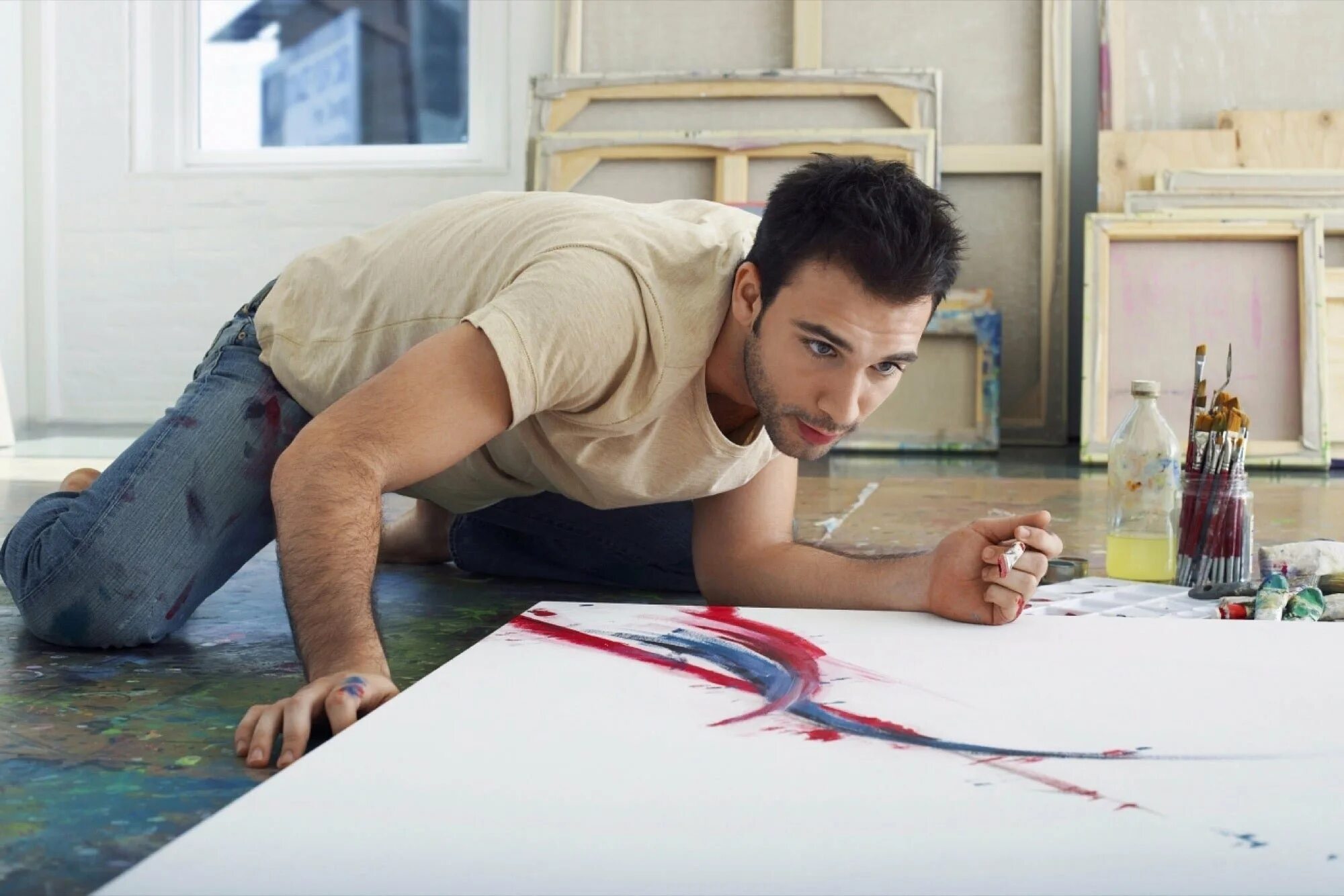 Увлеченный живописью он положил начало поистине. Академик которые увлекались живописью. Мохер маркос художник. Мужчина рисует. Художник рисует женщину.