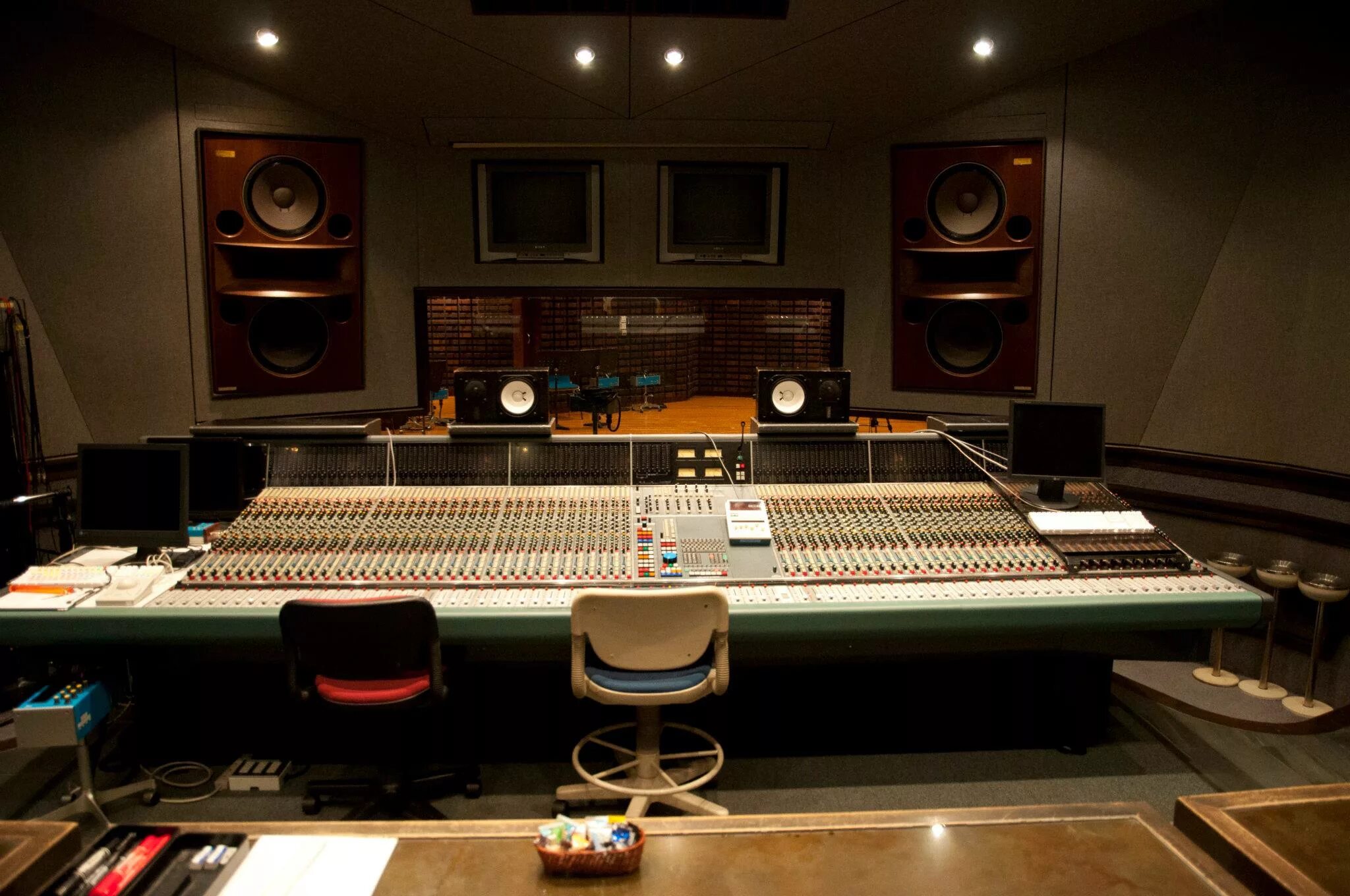 Звукозаписывающая студия. Американская студия звукозаписи. Студия звукозаписи рэп. Дизайн студии звукозаписи.
