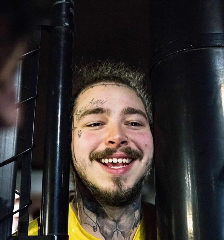 Post malone текста. Post malone без бороды. post malone smiling. пост малон день рождения.