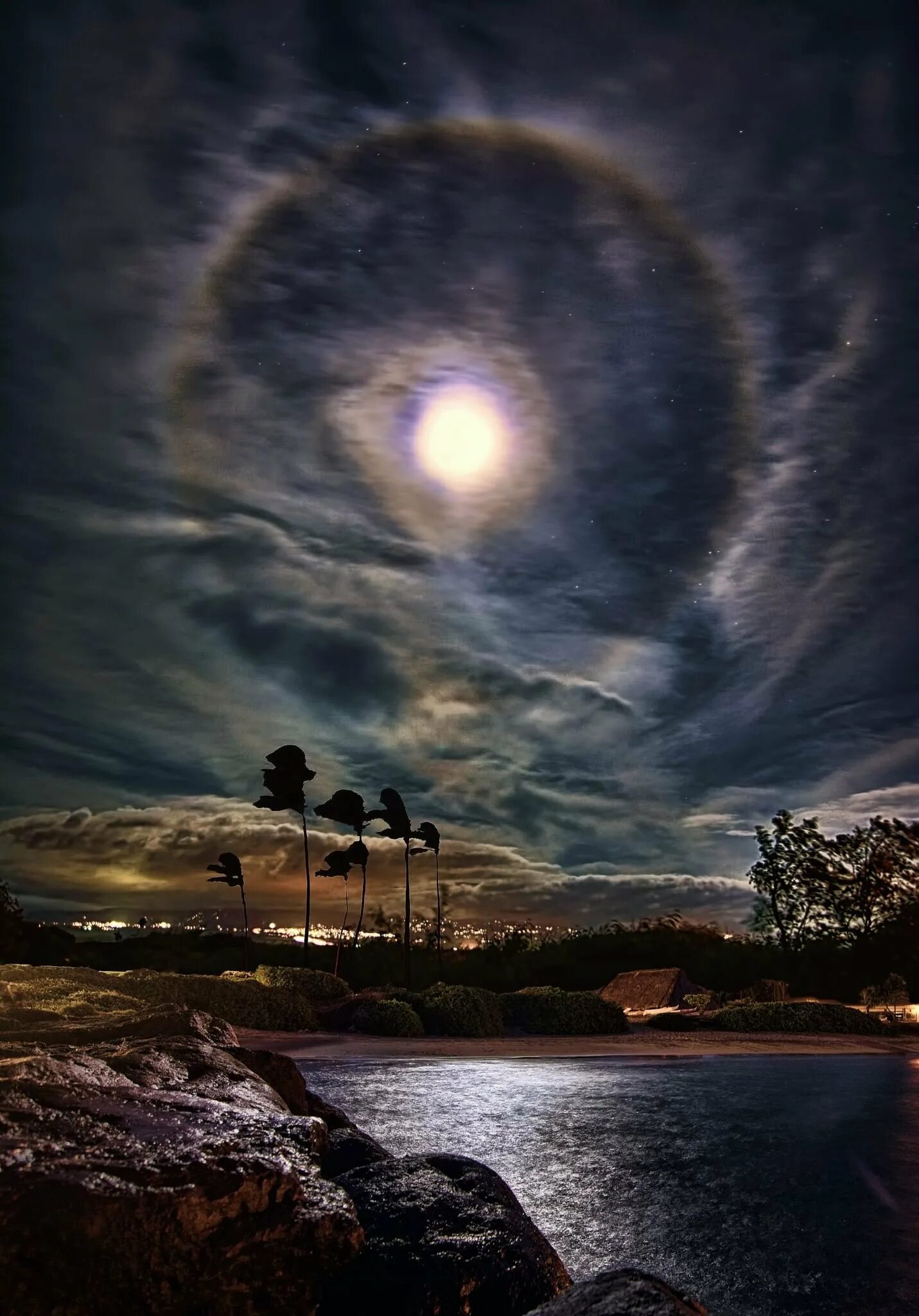 Сияние солнца и луны. Солнце и луна на небе. Звезда на небосклоне. Луна и солнце на небе одновременно. Эффект гало вокруг луны.