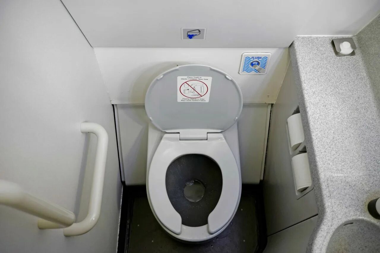 Бывает туалет. Туалет в самолете Боинг 777. Туалет в самолете Боинг 737. Биотуалет самолетный. Унитаз в самолете.