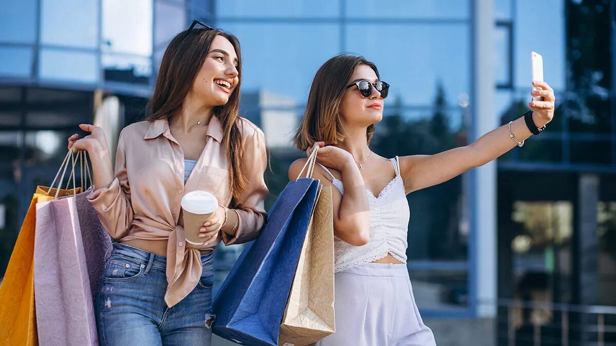 Две девушки. Дружелюбный разговор двух девушек. Купил двух девушек. Вино с подругой. Красивая девушка на шопинге.