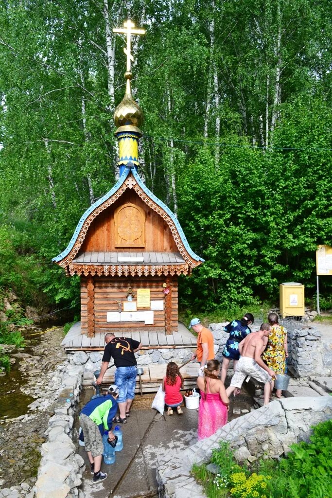 Православный родник. Святой ключ Искитим ложок. Искитимский район Новосибирская область ложок Святой источник. Родник ложок Искитимский район. Храм ложок Искитимский район.