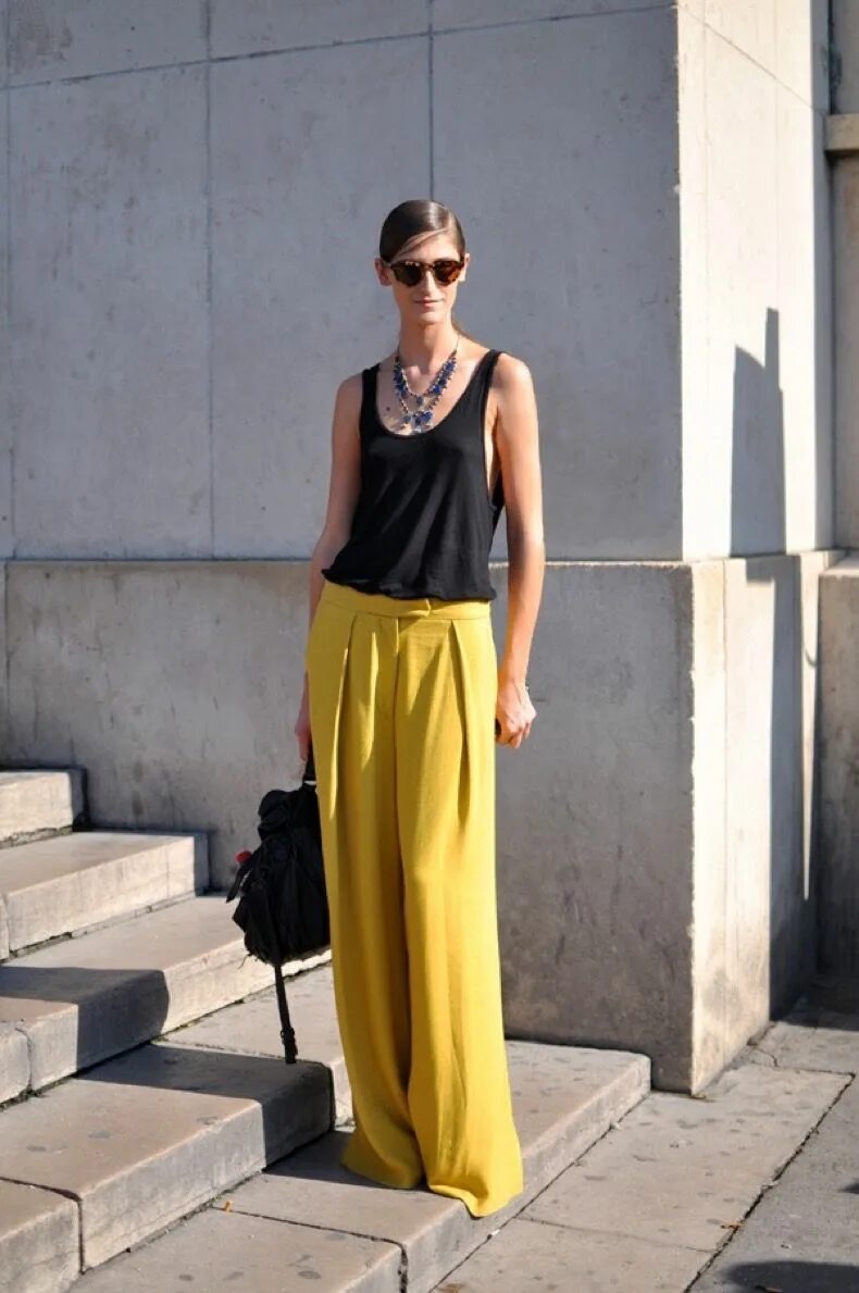 Брюки палаццо черные с чем носить летом. Брюки палаццо street style. брюки палаццо кэжуал. желтые брюки палаццо.