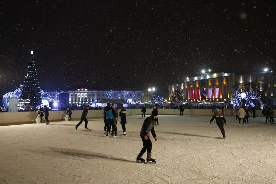 Бесплатный ли каток. Каток Ярославль на Советской. На саветскойярославль каток. Центральный каток Ярославль. Каток на Советской площади Ярославль 2024.