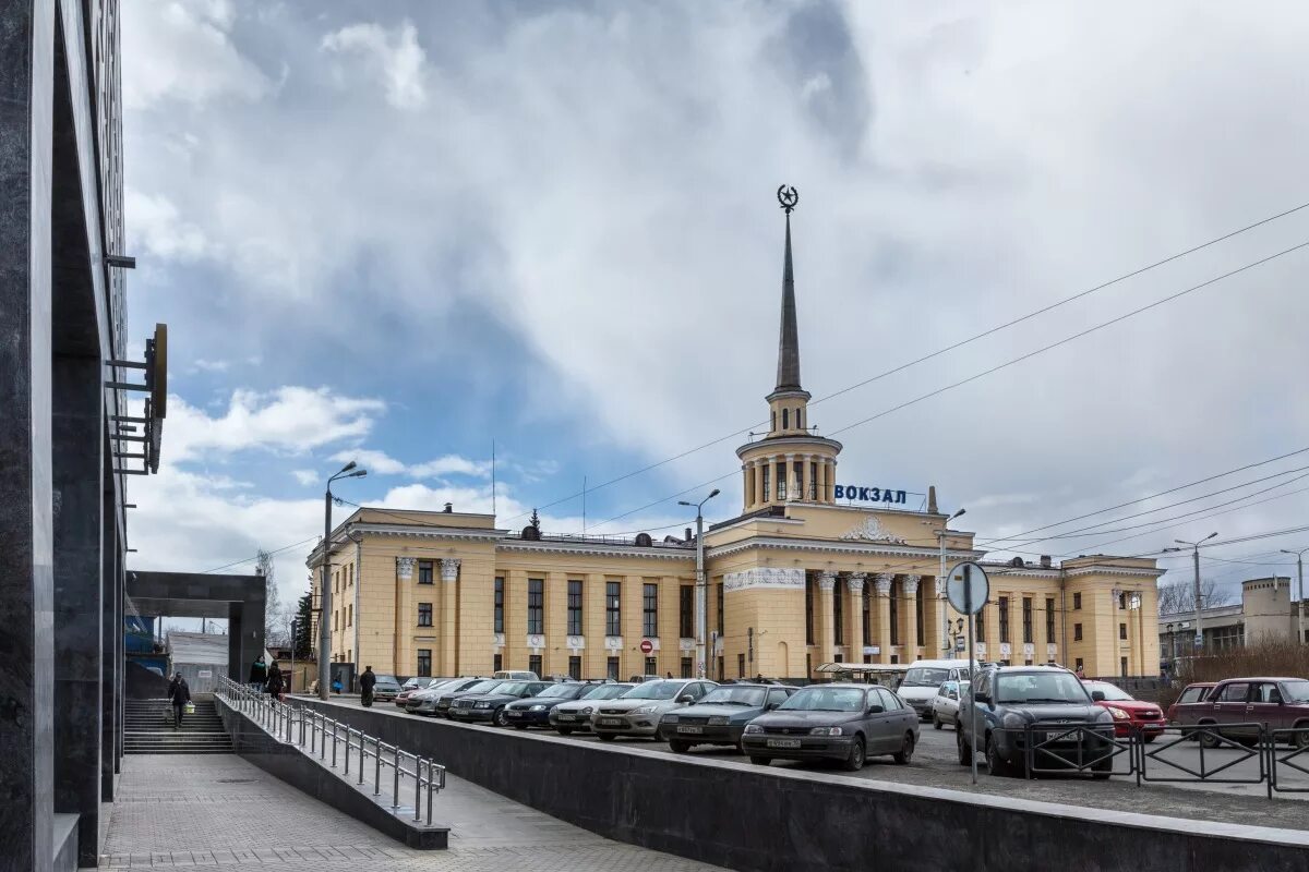 Ржд петрозаводск телефон. Ж/Д вокзал Петрозаводск. ЖД вокзал Петрозаводск. Карелия Петрозаводск вокзал. Станция Петрозаводск пассажирский.