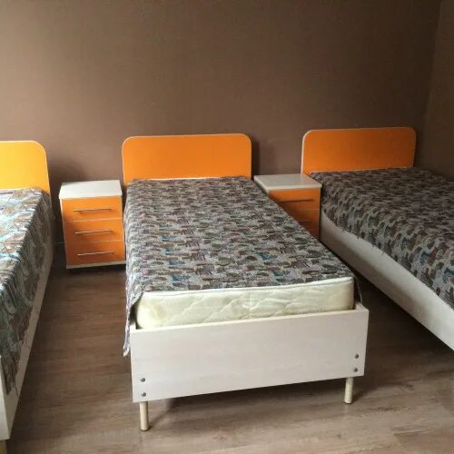 Кровать односпальная ЛДСП на металлическом каркасе. Спинки скруглены. Основание 