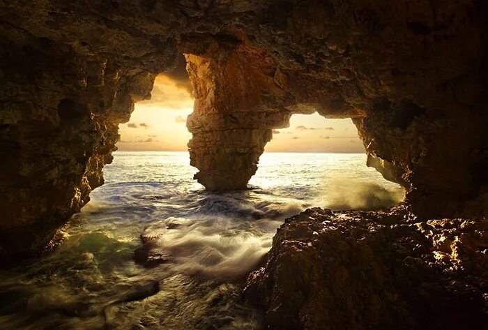 ледяная пещера ольхон. утро пещера. утро пещера. утро пещера. море из пещеры.