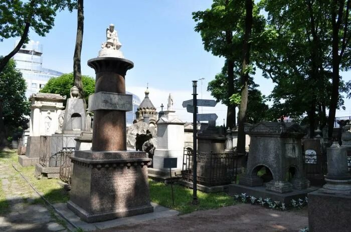 Могила воронихина некрополь александро-невской лавры. Памятник архитекторам спб в александровском парке. Могила воронихина архитектора. Могила воронихина некрополь александро-невской лавры. Памятник воронихина.
