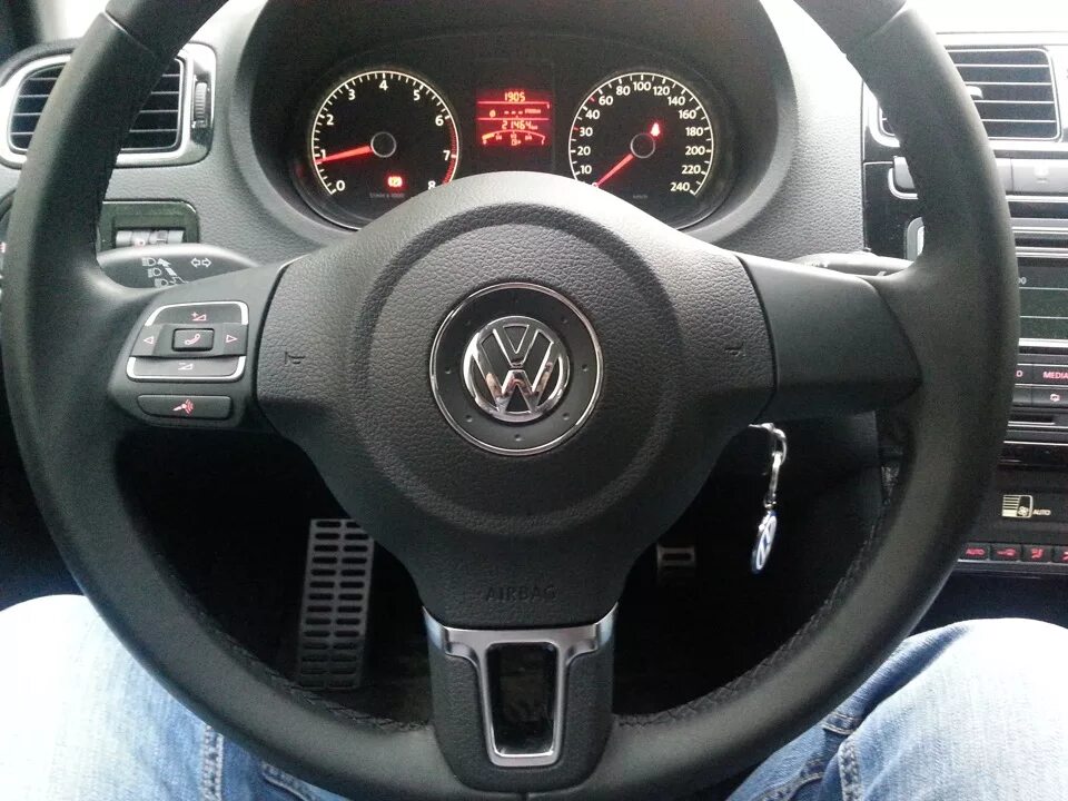 Кнопки vw polo. Мультируль Фольксваген поло седан 2013. VW Polo sedan 2014 руль. Руль VW Polo sedan 2013. Мультируль поло седан 2012.