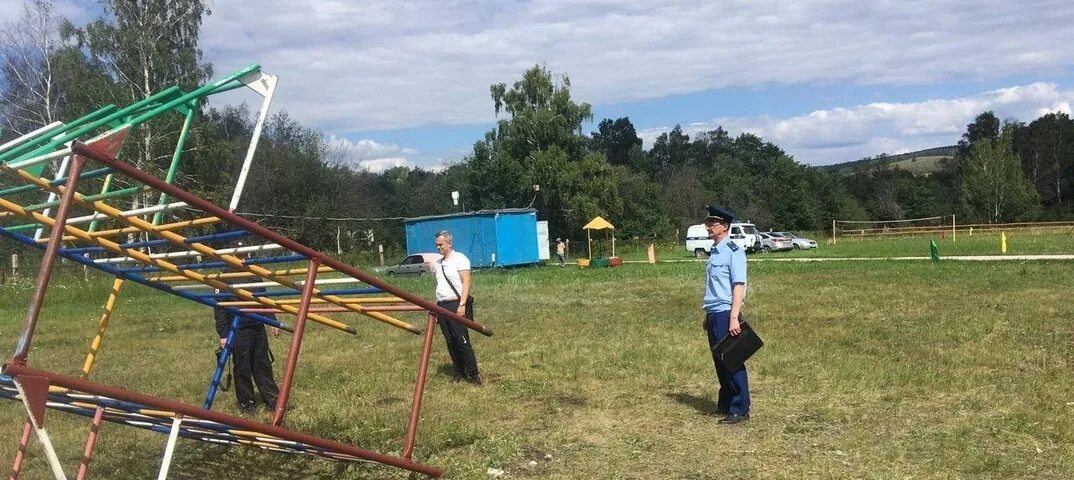 Драка в песочнице. Мальчик упал с велосипеда. Ребенок упал в лагере. Падающее дерево. Лежачий мальчик.