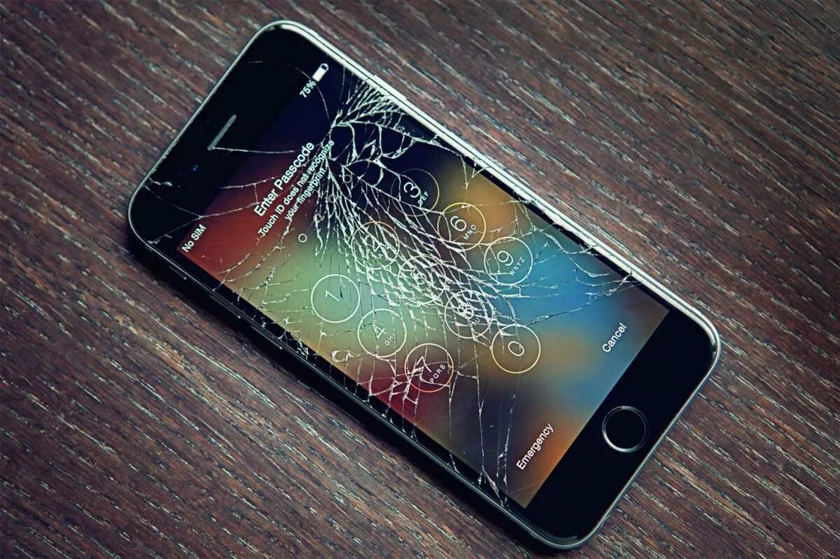Что делать если сломался экран. Разбит экран смартфона. разбитый дисплей. разбитый айфон.