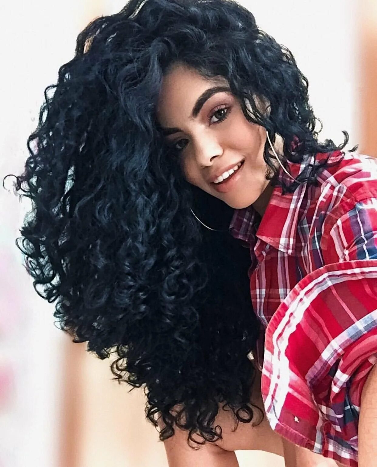 Кудрявая девушка темная. Керли хеир модель. Кудрявая девушка темная. Кьяра шелси. Керли путманом.